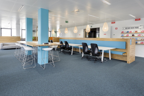 办公室设计用蓝绿色点亮空间