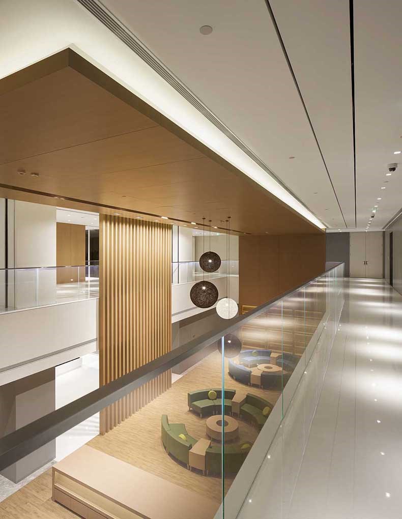 作为印尼金融工业巨头的金光集团，位于上海的亚洲新总部办公室,主要空间近9000平米由2层半办公空间组成，南北两侧及中部分别开辟了近500平米的3个挑空层，使空间组合灵动，布局张弛有度，视觉开阔明亮。 　作为主要接待区的南侧挑空层，层高8米的垂直木色格栅LOGO墙壁配合两侧白色折纸造型的GRG装饰板，以及极简纯平的白色接待台，分别象征了造纸行业的木原料，半成品纸浆及成品纸张这一行业特征，巧妙融入到空间设计元素里。对应北侧的挑空层开辟了员工阅读中心，为员工提供了温馨舒适的休闲空间，作为整个办公中心的过渡空间避免了过于缜密的办公空间压迫感。　员工办公区选择了橙，绿，蓝色作为的点缀色，给予了APP集团一个活力，健康并专业的办公室愿景。